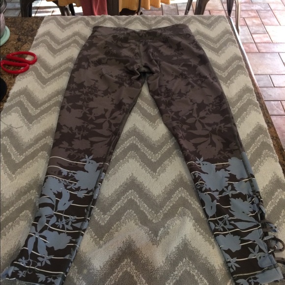 One gently used pair of ladies pants 👖 - Picture 4 of 7